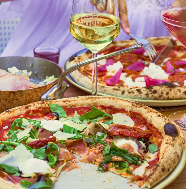 Close-Up sur une table avec des belles pizzas