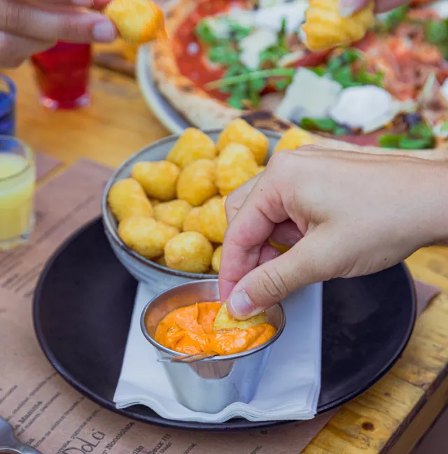 Close-Up de petites fritures à tremper dans de la sauce