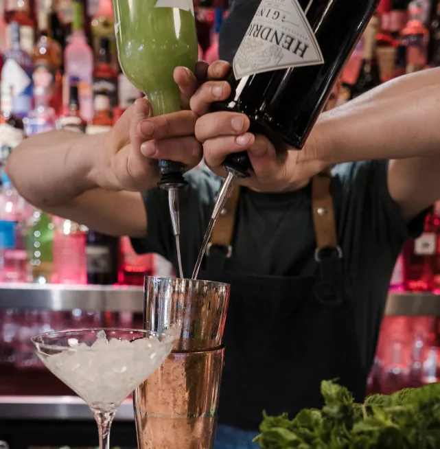 Barman qui prépare un cocktail