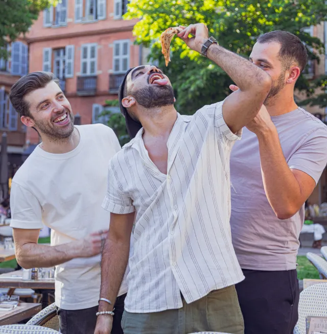 3 clients en train de rire et de passer un bon moment