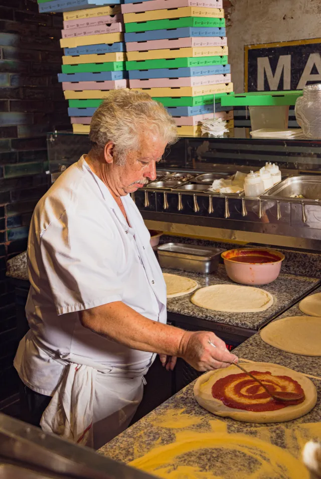Pizzaiolo en train de préparer des pizzas