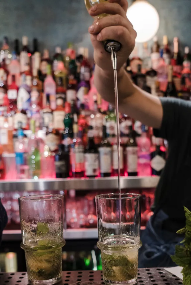 Photo d'un serveur qui sert un cocktail