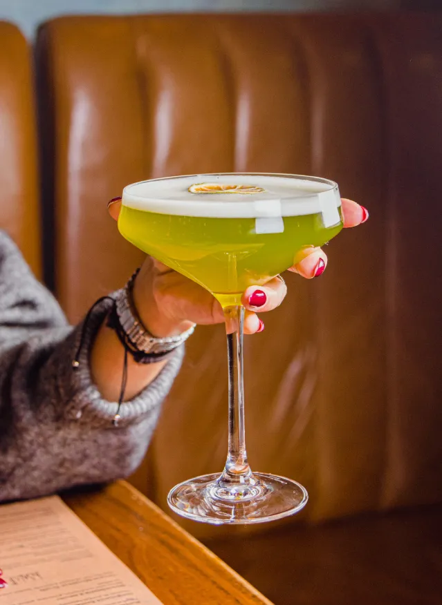 Main qui tiens un verre